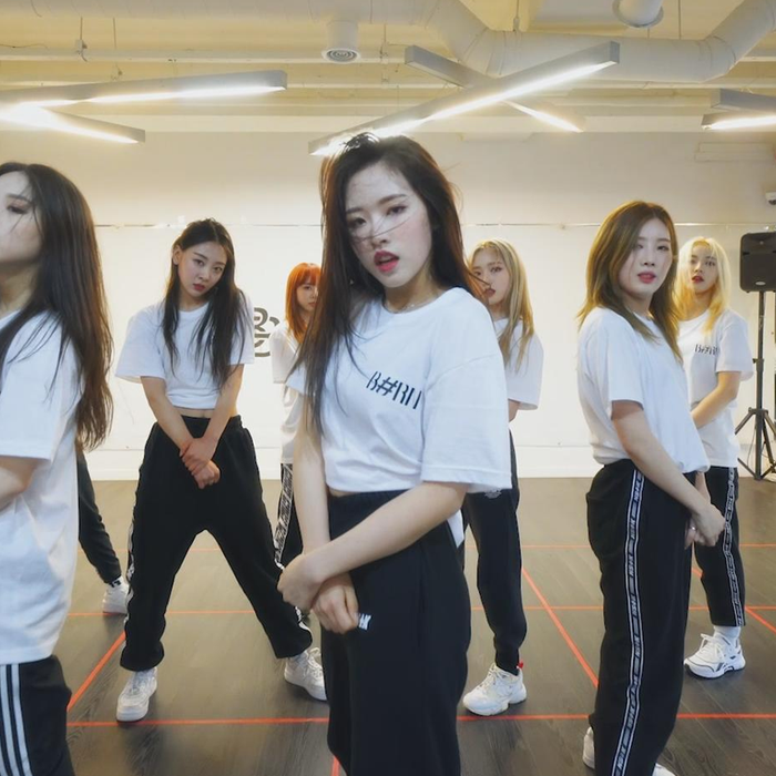 LOONA makes a dance cover of "FIRE" of BTS